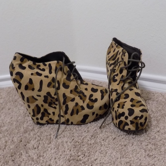 Glaze Shoes - size 9 Glaze Leopard Lace Up Wedges